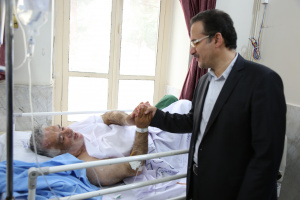 عیادت رئیس دانشگاه علوم پزشکی اردبیل دکتر اخوان اکبری از شاعر دلسوخته آستان اباعبداله الحسین (ع) و اهل بیت عصمت و طهارت که بعلت بیماری در مرکز آموزشی درمانی دکتر فاطمی اردبیل بستری و تحت درمان است