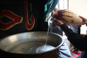 آئین با شکوه طشت گذاری و سوگواری حضرت اباعبدالحسین (ع) و یاران باوفایش با حضور ریاست دانشگاه، مسئول دفتر نهاد رهبری در دانشگاه و اساتید در اولین روز از ماه محرم الحرام در مسجد امام علی (ع) دانشگاه با سینه زنی و مدیحه سرائی مداحان اهل بیت عصمت و طهارت برگز