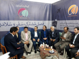 دکتر اخوان اکبری رئیس دانشگاه علوم پزشکی اردبیل در غرفه گروه گردشگری آریاز در حاشیه دومین نمایشگاه بین المللی گردشگری سلامت کشورهای عضو اکو