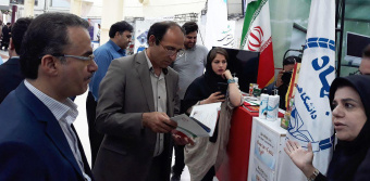 دکتر اخوان اکبری رئیس دانشگاه علوم پزشکی اردبیل در غرفه مرکز درمان ناباروری قفقاز