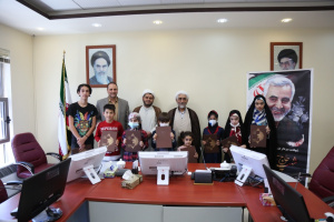 مراسم تجلیل از فرزندان کارکنان دانشگاه علوم پزشکی اردبیل و آثار نقاشی این عزیزان با موضوع ایثار و شهادت سردار سرافراز اسلام شهید سلیمانی ظهرامروز دراطاق جلسه حوزه ریاست دانشگاه برگزار شد.