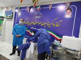 رقیه صادقی کمک پرستار بخش آی سی یو بیمارستان امام خمینی (ره) اردبیل بعنوان پنجمین اردبیلی واکسن کرونا را دریافت کرد.