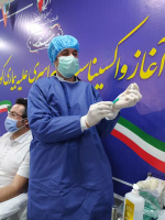 مقصود صادقی بهورز مرکز بهداشت شهرستان اردبیل، اولین کادر بهداشتی تزریق کننده واکسن کرونا در اردبیل است که امروز در آیین شروع واکسیناسیون، تزریق واکسن کادر درمان بیمارستان امام خمینی (ره) اردبیل را انجام داد.