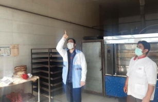 بازدید کارشناسان بهداشت محیط شبکه بهداشت و درمان شهرستان پارس آباد از پایانه های مسافربری و اماکن عرضه مواد غذایی، آموزش شیوه نامه های بهداشتی و سنجش پرتابل، صدور اخطاریه با هدف کنترل روند رعایت پروتکل های بهداشتی