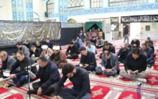 برگزاری مراسم قرائت زیارت عاشورا به همراه برپایی سفره احسان حضرت اباعبدالله الحسین (ع) در مسجد امام علی (ع) دانشگاه علوم پزشکی اردبیل همزمان با روز دوم ماه محرم