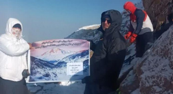 صعود آقای علی نجف وند، رئیس امور مالی معاونت فرهنگی و دانشجویی دانشگاه علوم پزشکی اردبیل به قله دماوند شهرستان آمل در استان مازندارن با شعار لبیک یا حسین (ع)