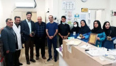 تجلیل خانواده بیمار بهبود یافته بعد از ۲ ماه بستری در بخش ICU اورژانس بیمارستان امام خمینی (ره) اردبیل از پزشک مقیم و کادر درمان این بخش