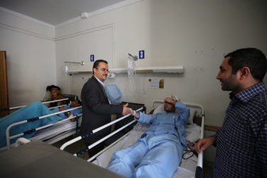 عیادت رئیس دانشگاه علوم پزشکی اردبیل از مصدومین حادثه تصادف آمبولانس