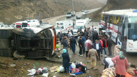 ۳۲ مصدوم حاصل واژگونی اتوبوس حامل گردشگران اصفهانی در گردنه حیران جاده اردبیل به آستارا