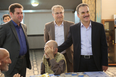 بازدید ریاست دانشگاه علوم پزشکی اردبیل از خانه سالمندان در هفته سالمند