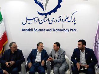دکتر اخوان اکبری رئیس دانشگاه علوم پزشکی استان در غرفه پارک علم و فناوری استان اردبیل